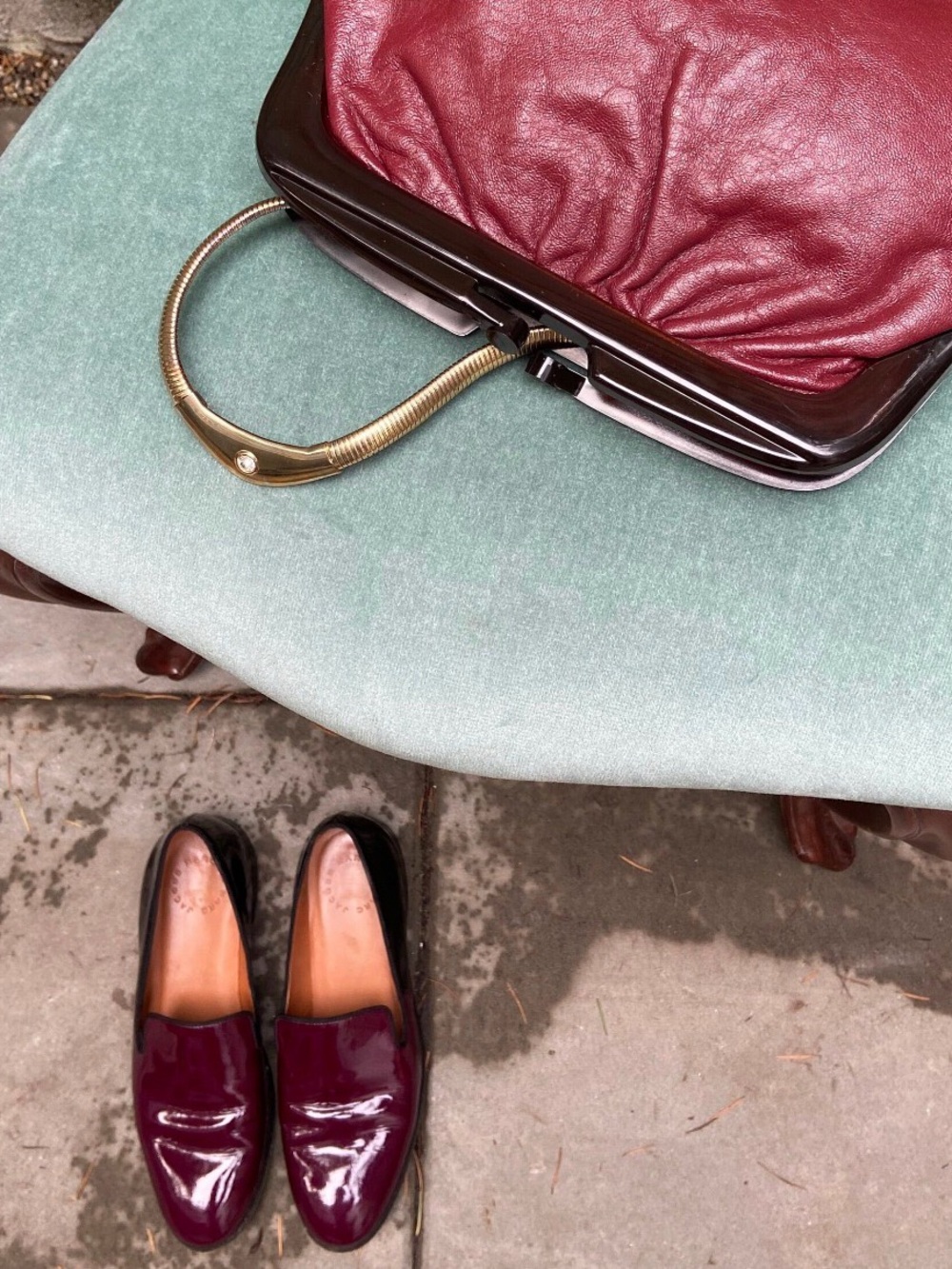 THE BAY Vintage 1950s Burgundy Bordeaux Lucite Kiss Closure Clutch